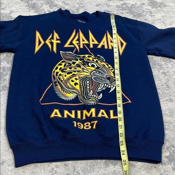 New Def Leppard Crewneck Sweatshirt Adult Band Rock Music Animal 1987 Blue Sz XS - Picture 5 of 5